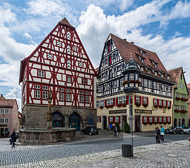 Bild aus Rothenburg ob der Tauber, Ansicht Fleischhausbrunnen und Marienapotheke, aufgenommen von Tuxyso, veröffentlicht auf Wikimedia Commons unter CC-BY-SA 3.0